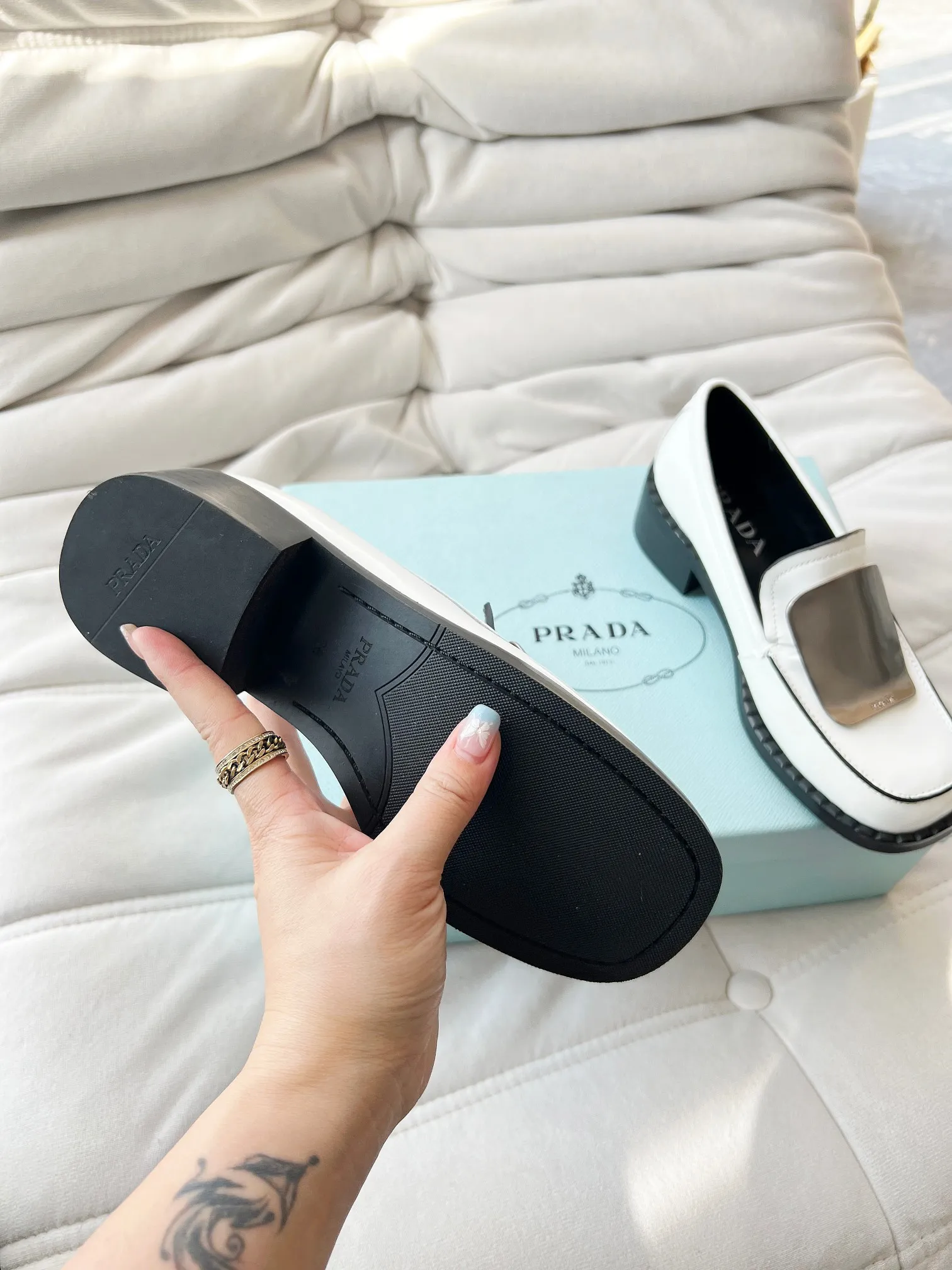👟👟Ex-factory price 560👟👟 Prada’s new spring and summer women’s clothing｜Absolutely beautiful🥰Exception! Extra number! Anita will continue to update the latest SS25 catwalk pre-sale models, with novel logos as soul mates. Full of fun ~ Adhering to the trend-setting vane, you must believe in Prada's ability to capture fashion. 35-42 yards